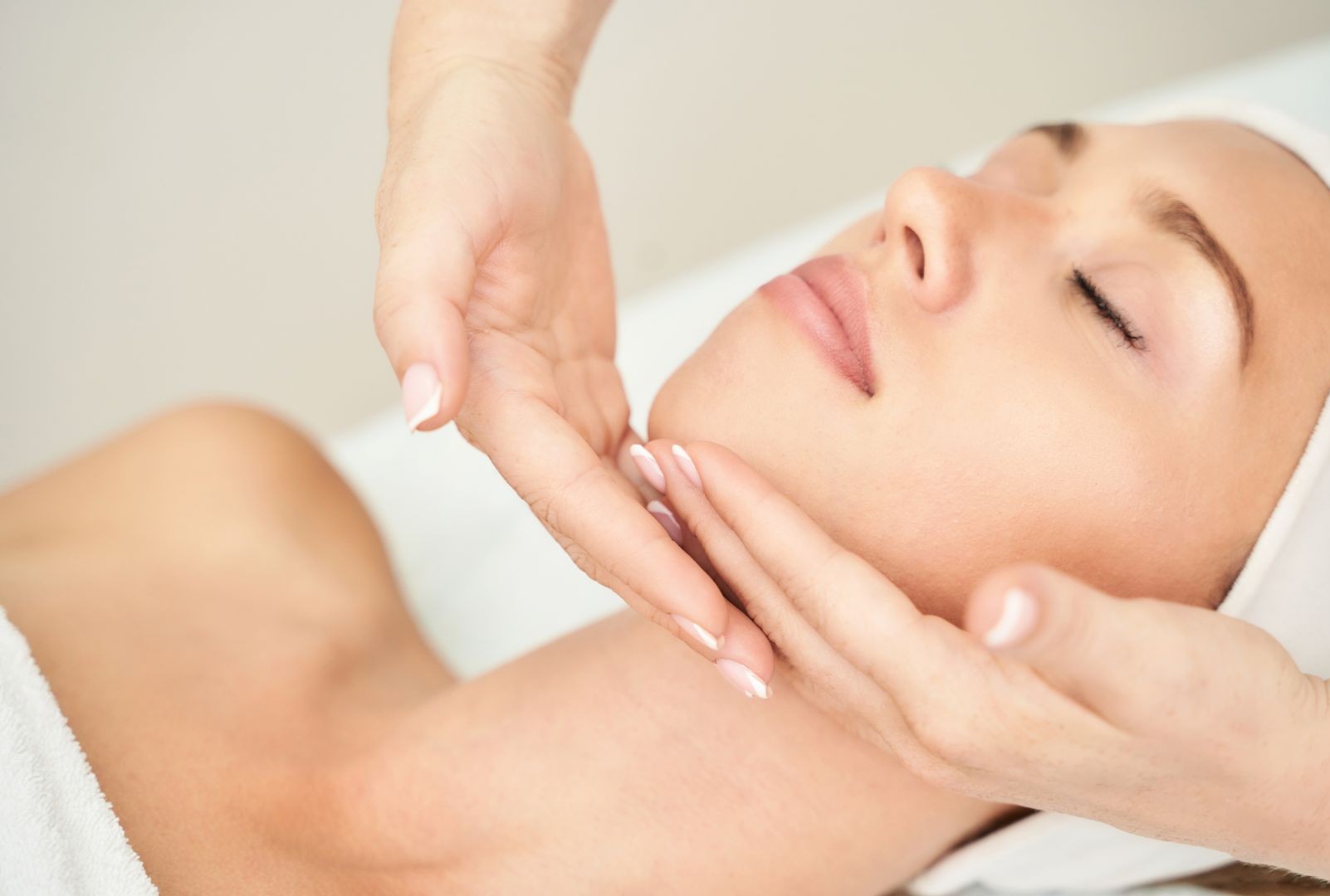 woman receiving hydrating facial